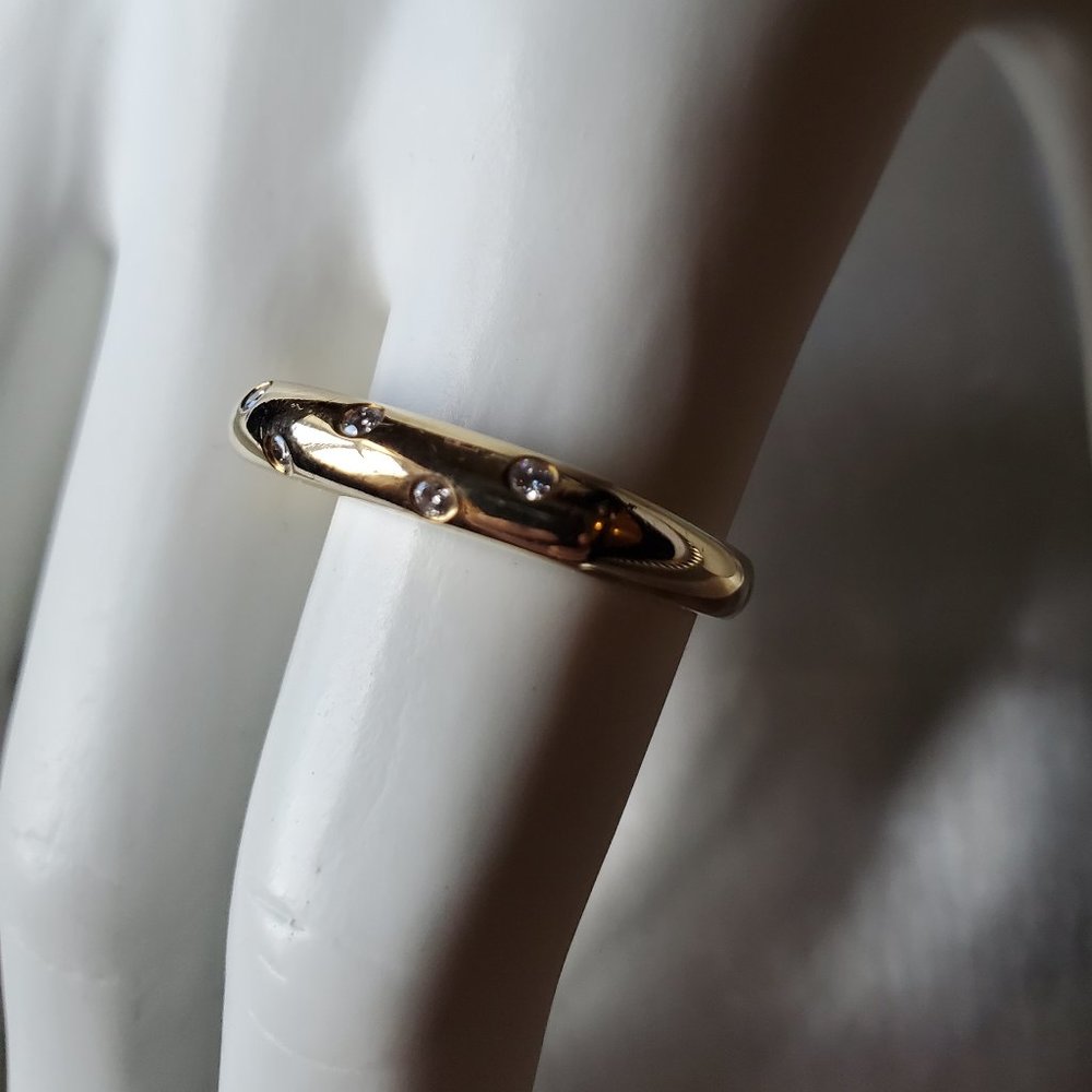 Beautiful 18K white gold diamond ring.